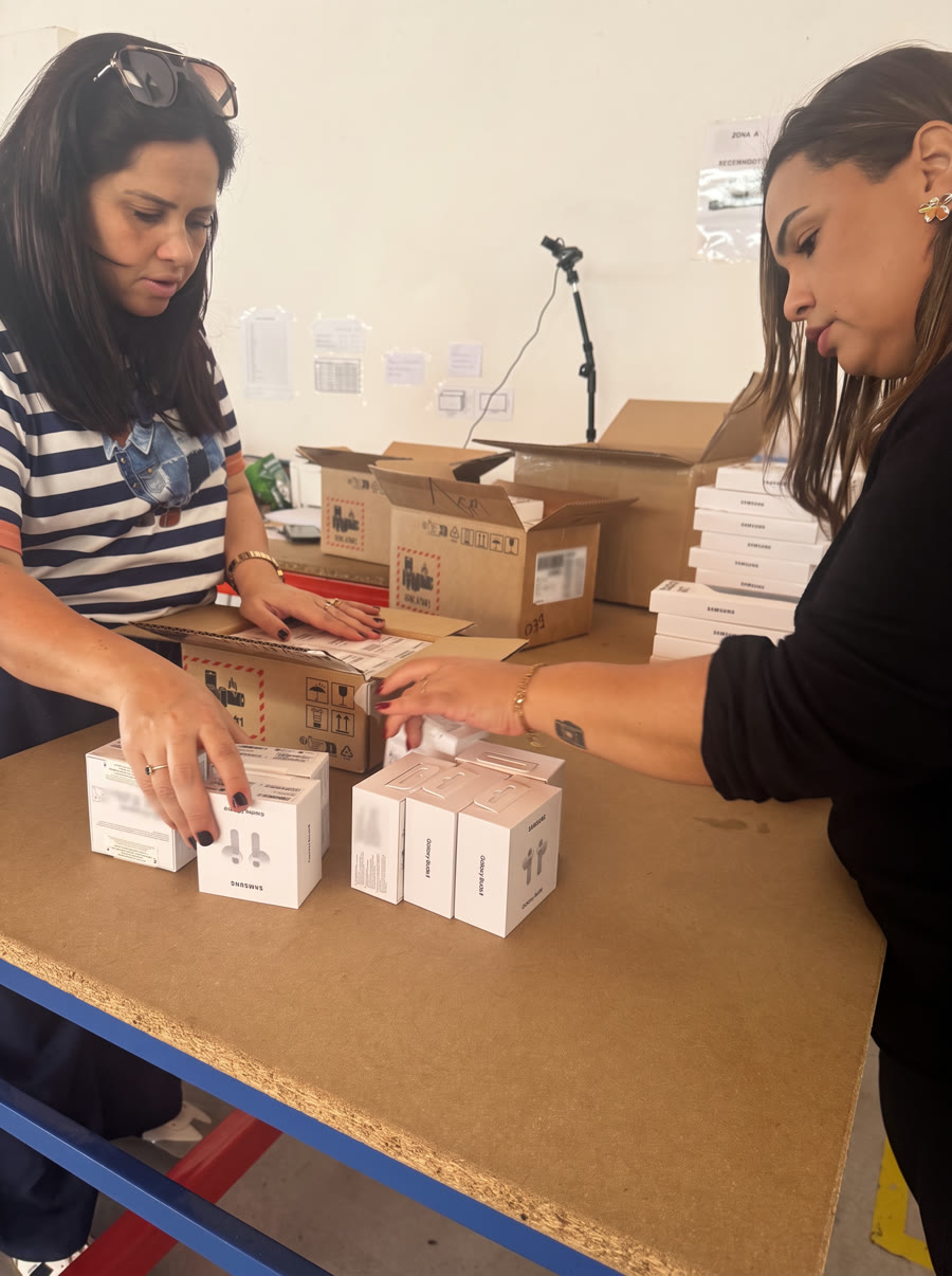 Dos personas del equipo de Shopogolic Portugal preparando productos y pedidos en Cesar